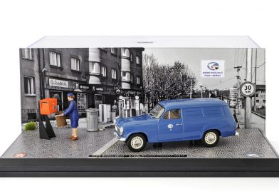Diorama „1969 ŠKODA 1202 – SPOJE, Pošta Praha 4-Modřany – Model DEPO/Abrex 1:43“ – jak se vybíraly poštovní schránky před půl stoletím